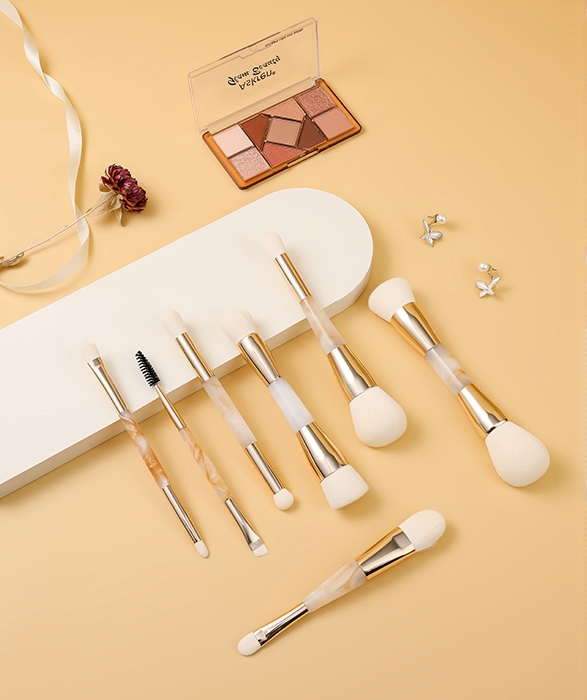 Bristle choice controls how well powder stays on the brush and how the brush feels on skin