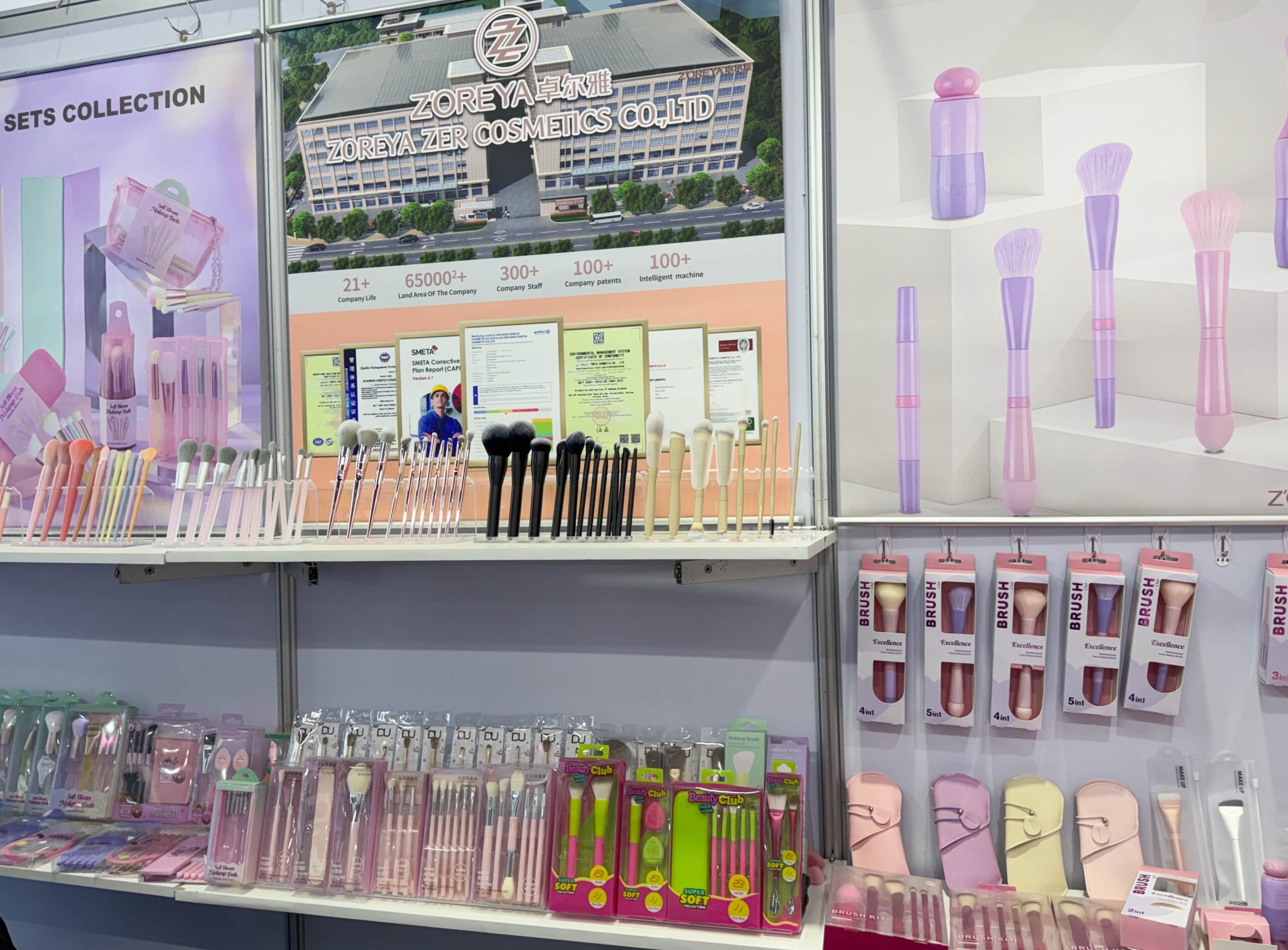 ZOREYA showcased a wide selection of makeup brushes